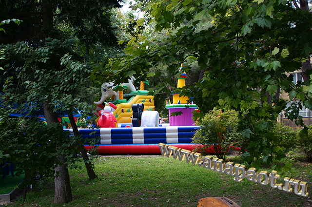 Детская игровая зона рядом с Театральной площадью