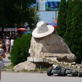 Памятник "Белая шляпа" в городском парке