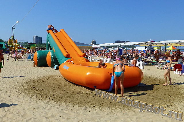Анапа Центральный пляж надувная водная горка для детей