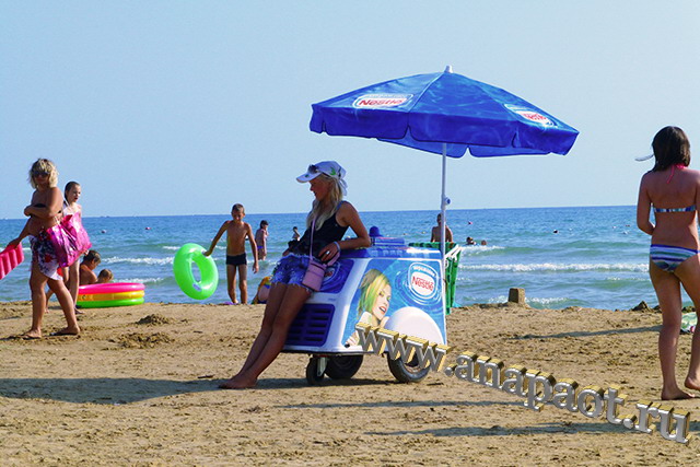 Пляж Демете на пляже продают мороженое